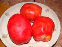 помидоры обдаем кипятком и очищаем от кожуры