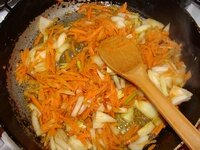 Обжариваем лук и тертую морковку