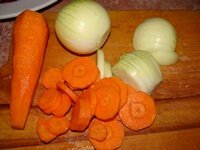 Лук с морковью нарезать толстенькими кольцами