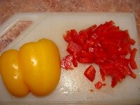 По кусочку красного и желтого болгарского перца порезать соломкой