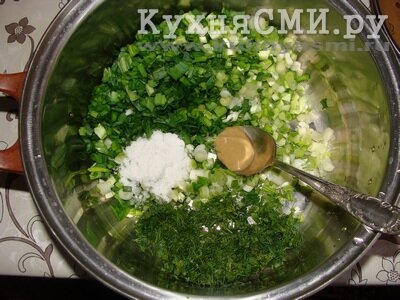 Измельчив зелень лука и укропа, добавляем соль и горчицу, и перетираем пестиком до появления сока