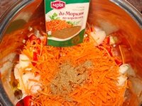 Добавить к овощам 1-2 ч.л. специй для корейской моркови