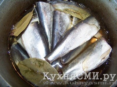 Влить в рыбу чайную заварку, масло и специи