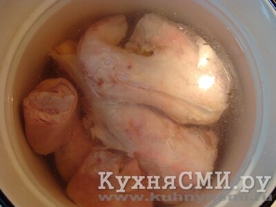 Мясо и кости уложить в кастрюлю и залить холодной водой, чтобы на 2 пальца покрывала