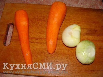 Очищаем и нарезаем произвольно пару морковок и пару луковиц