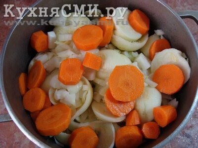 Подсыпаем лук и морковь к кабачкам