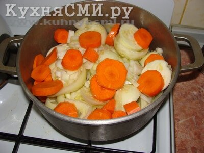 Ставим казанок с овощами тушиться на плиту