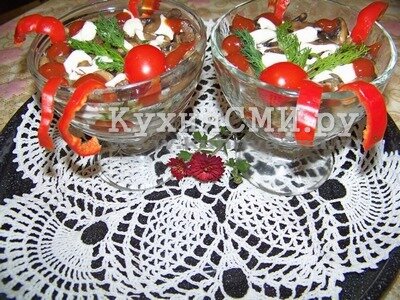Добавляем майонез, помидоры черри, колечки болгарского перца