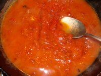 муку и томатную пасту тщательно разводим в воде