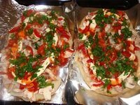 пиццу с овощами смазываем майонезом и обливаем томатной заливкой