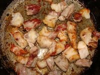 кусочки свинины обжариваем на растительном масле в сковороде