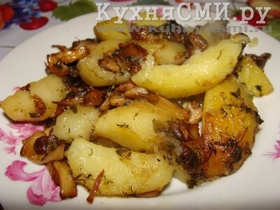 Жареную картошку с грибами подаем к столу горячей