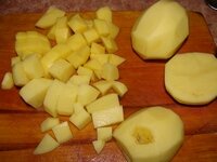 Картофель крошим кубиками