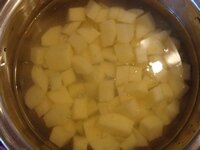Ставим отвариваться картофель