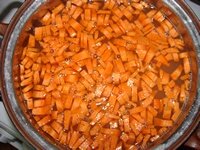 В рыбный бульон засыпаем картофель, морковь и крупу