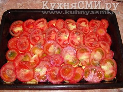 Поверх кабачков выкладываем кружочки помидоров