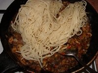 Добавляем к грибам отваренные спагетти