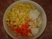 Нарезаем перец, лук, натираем на терке морковь