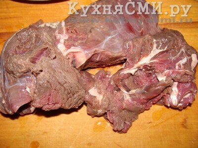 Размороженое мясо козы, говядину или свинину нарезать на порционные кусочки