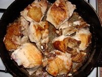 Куски курицы обжарить на сухой сковороде или с добавлением сливочного масла