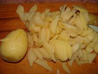 Картофель в мундирах очищаем и нарезаем соломкой