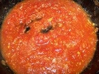 В зажарку добавляем томат или натертые помидоры