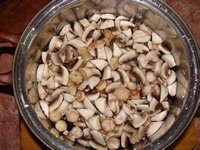 Порезанные грибы заливаем водой и ставим варить