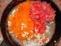 Из лука, моркови, перца и чеснока готовим зажарку