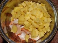Добавить в кастрюлю порезанный картофель