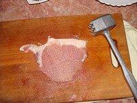 Кусочки мяса отбить очень хорошо, чтобы стали тоненькими