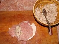 На отбитое мясо выкладывать чайную ложку сала с чесноком