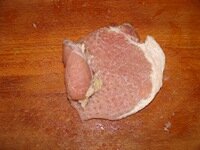 Мясо свернуть рулетиком так, чтобы сало оставалось внутри
