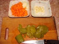 Кабачки, лук, морковь и чеснок порезать кубиками
