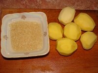 Очистить картофель и промыть рис