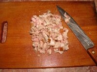 Свиное сало порезать кубиками или пластинками