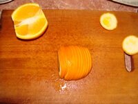Половинку апельсина нарезаем тонкими пластинками