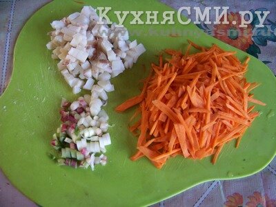 Крошим лук, морковь и сало