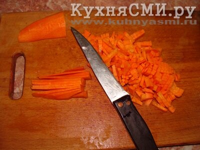 Морковь нарезаем кубиками и добавляем в бульон