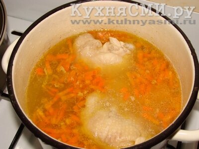 Варим суп пока картофель будет почти готов, солим по вкусу