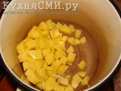 Очищенный картофель порезать кубиками и сложить в кастрюлю