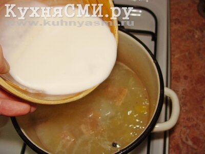 Спустя 5 минут кипения супа влить сливки с мукой