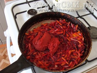 К поджарке добавить томатную пасту