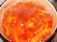 Кипятим перец в томатном пюре до готовности