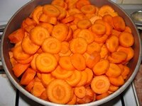 Морковь порезать мелкими кружками и тушить на масле