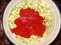 Вливаем томатный соус