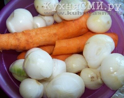 Очистить лук и морковь