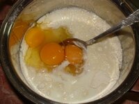 замешиваем тесто из муки, молока, яиц, соли, сахара