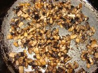 обжариваем грибы на растительном масле с добавлением специй