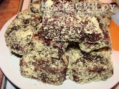 готовое печенье в шоколадной глазури и тертых кукурузных палочках