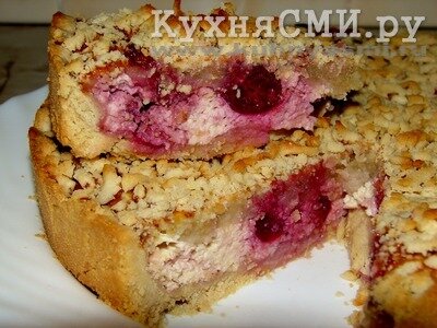 Рассыпчатый пирог с творожно-вишневой начинкой